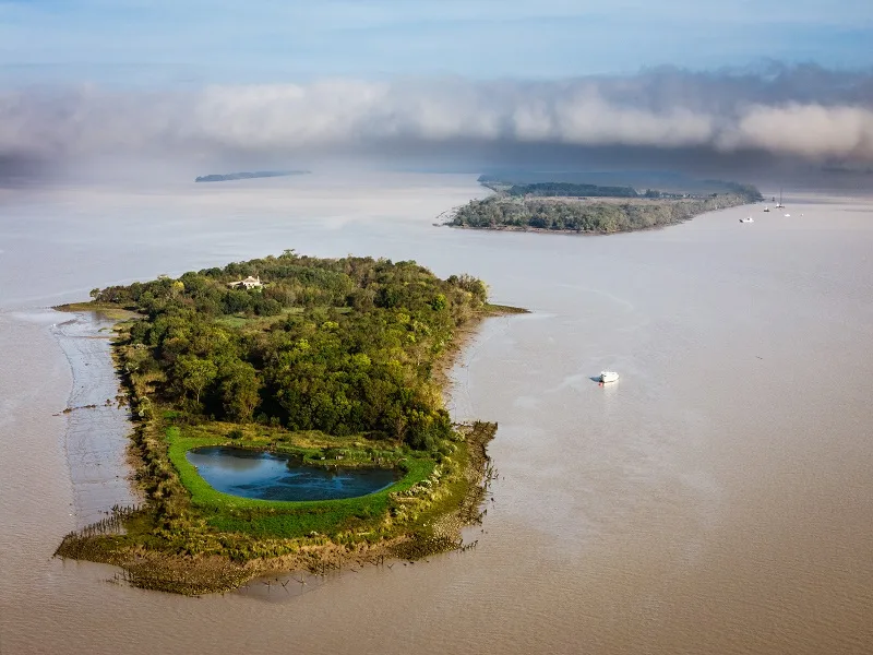 Premier plan, île du Fort Paté et second plan île Nouvelle, Estuaire de la Gironde.